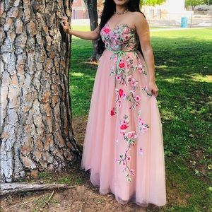 Gorgeous!! Rose pink long dress w flowers! 🌸🌸